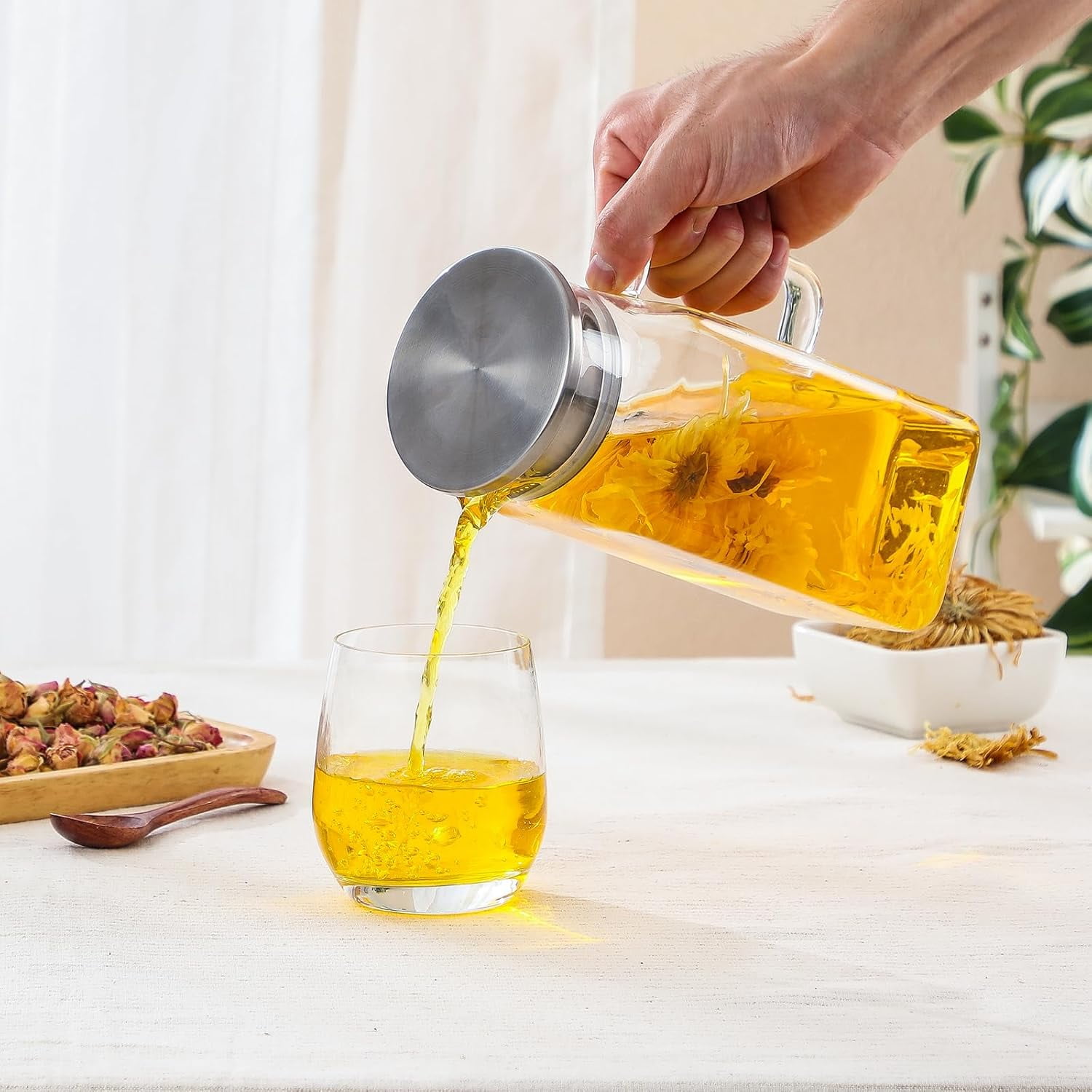 40 oz 1.2L Square Glass Pitcher with Lid and Spout, Handle Fridge Pitcher, Borosilicate Glass Carafe for Hot and Cold Drinks, Small Jug for Iced Tea, Coffee, Water Storage Container