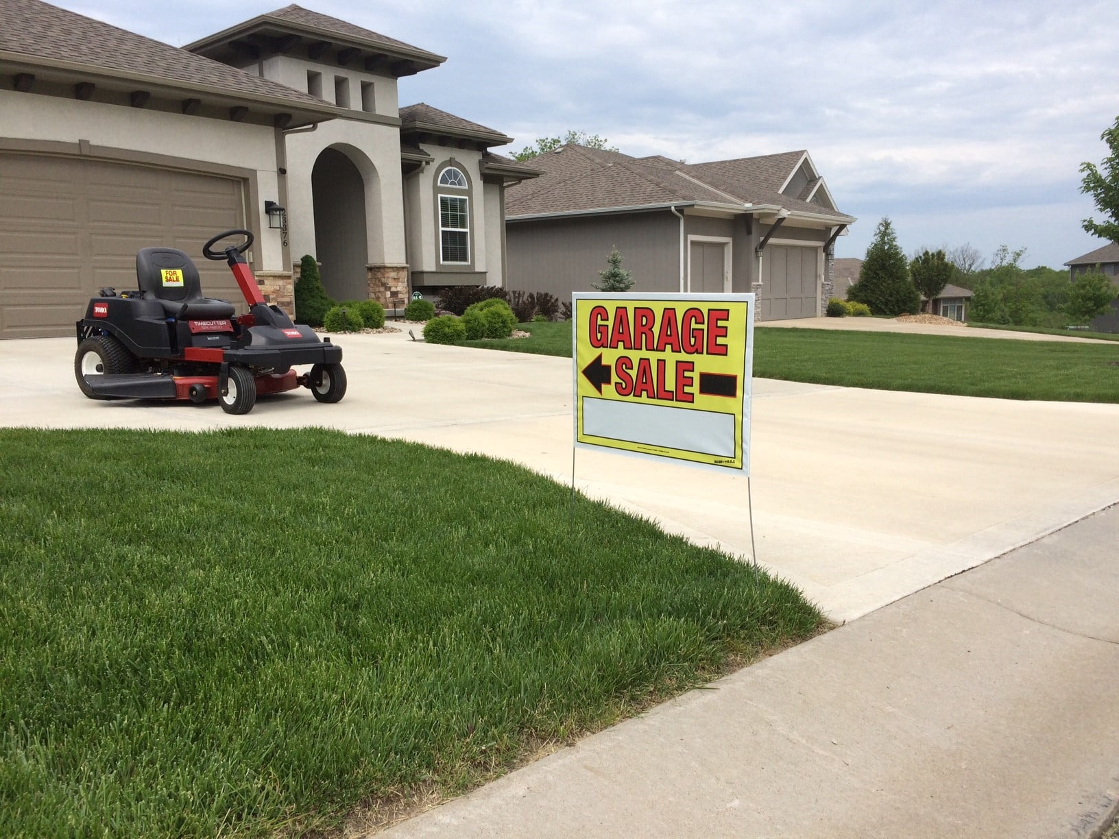 Sunburst Systems 4925 Garage Sale Signs, Large Double Sided with Metal Stakes, Comes Assembled, 22"W x 32"H - 10 pack