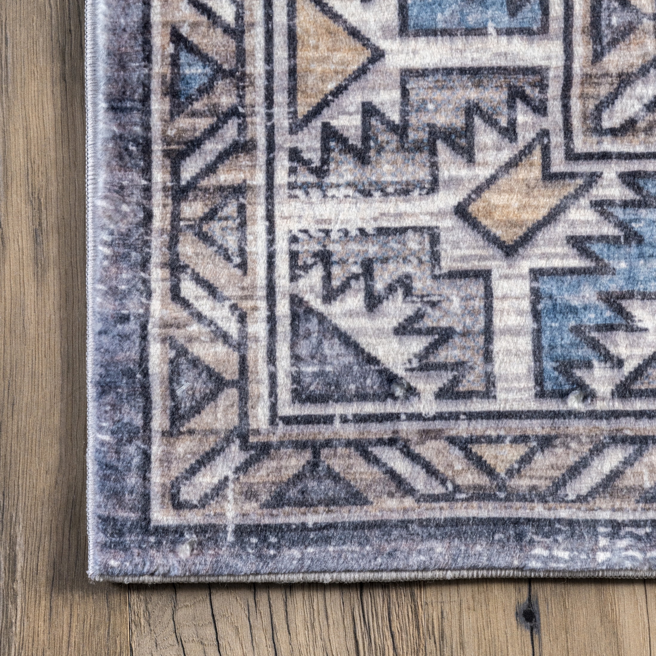 nuLOOM Monika Distressed Aztec Medallion Area Rug, 4' x 6