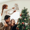thumbnail image 3 of La parte superior del árbol de los ángeles está decorada con alas de plumas blancas y la parte superior del árbol de Navidad está decorada con decoraciones festivas de luces LED Código A., 3 of 5