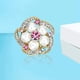 thumbnail image 4 of Broche de aleación con forma de flor a la moda con decoración de circón y perlas de imitación, 4 of 5