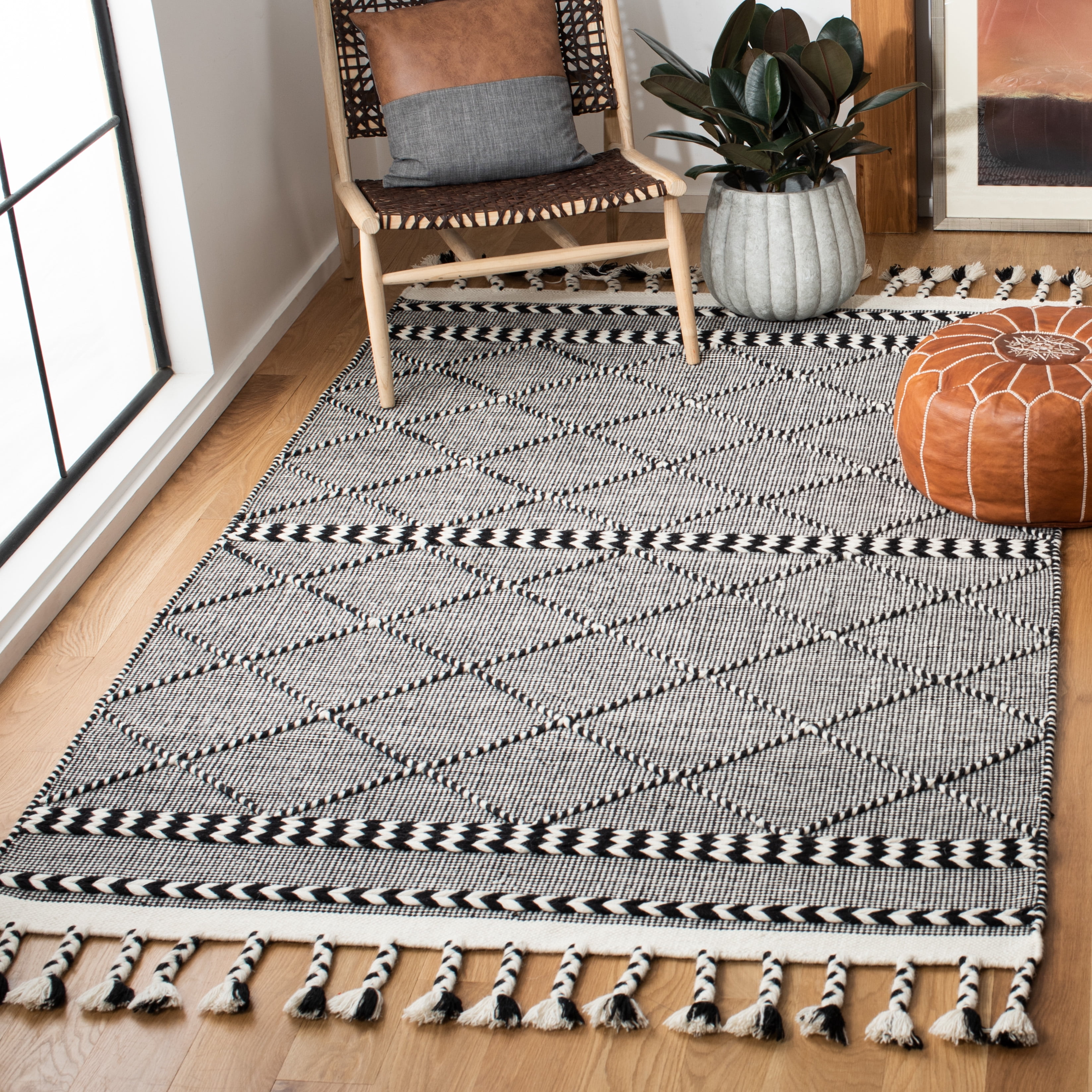 SAFAVIEH Casablanca Roswell Geometric Area Rug, Black/Ivory, 5' x 8'