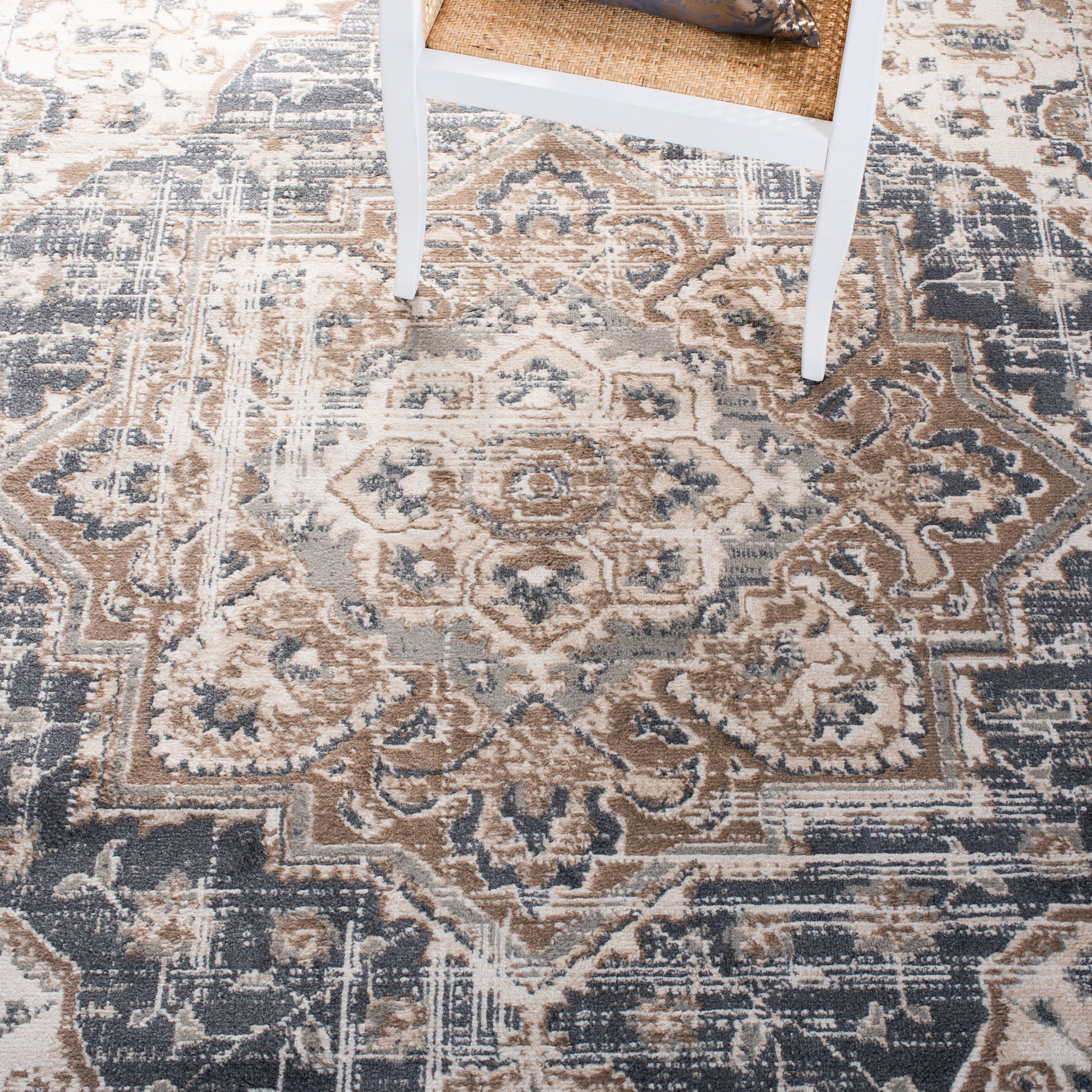 SAFAVIEH Pyramid Jefferson Oriental Area Rug, Ivory/Beige, 8' x 8' Round