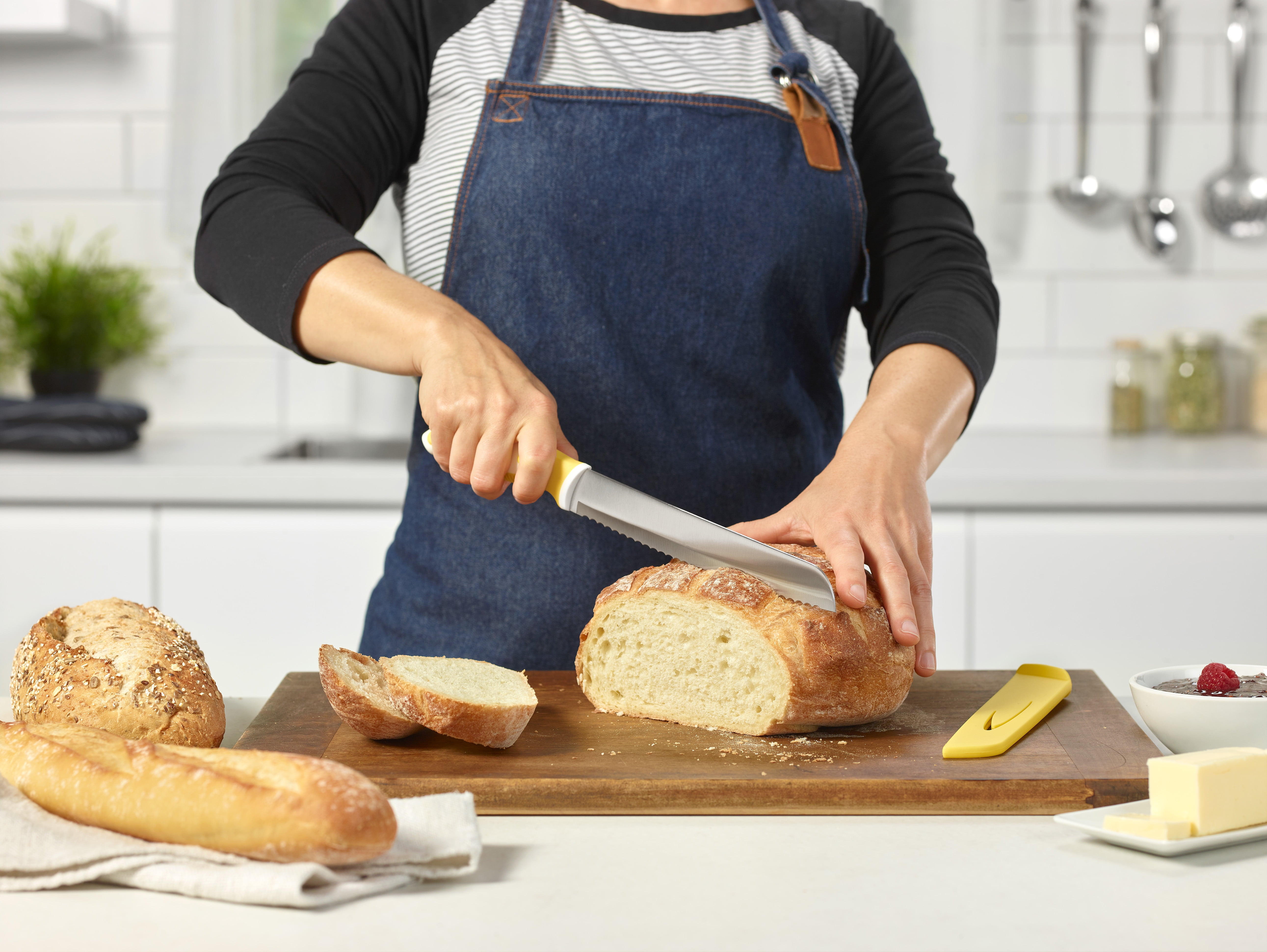 Starfrit 8-Inch Bread Knife - Efficient Serrated Blade with Protective Cover - Non-Stick Coating - Yellow & White