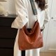 thumbnail image 5 of Bolso bandolera tipo hobo para mujer, de piel sintética vegana, color marrón, elegante, con correa ancha para guitarra y cremallera., 5 of 9