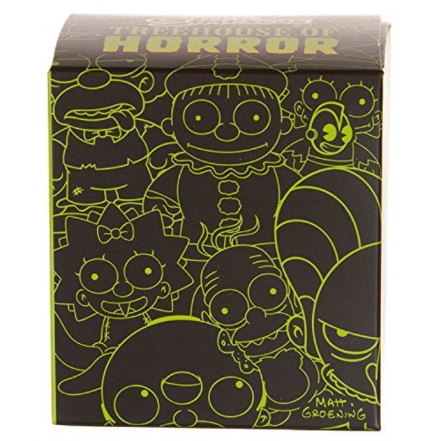 alien maggie los simpson kidrobot treehouse of horror figura de vinilo en caja negra con ilustraciones lineales verde lima de personajes 'Treehouse of Horror' (Maggie alienígena, Bart y Lisa estilizados), solapa superior con texto 'Treehouse of Horror' y firma 'Matt Groening'.