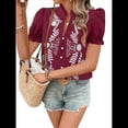 thumbnail image 1 of Blusas de Verano para Mujer 2025, Informales, con Cuello en V, Volantes, Mangas Abullonadas, Botones y Bordados. Vino Tinto S, 1 of 10
