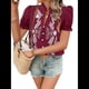 thumbnail image 1 of Blusas de Verano para Mujer 2025, Informales, con Volantes, Cuello en V, Corta Abullonada, Botones y Bordados. Vino Tinto XXL, 1 of 10