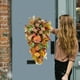 thumbnail image 2 of Corona floral para puertas festivas, con un aspecto natural perfecto para celebraciones y reuniones estacionales., 2 of 6