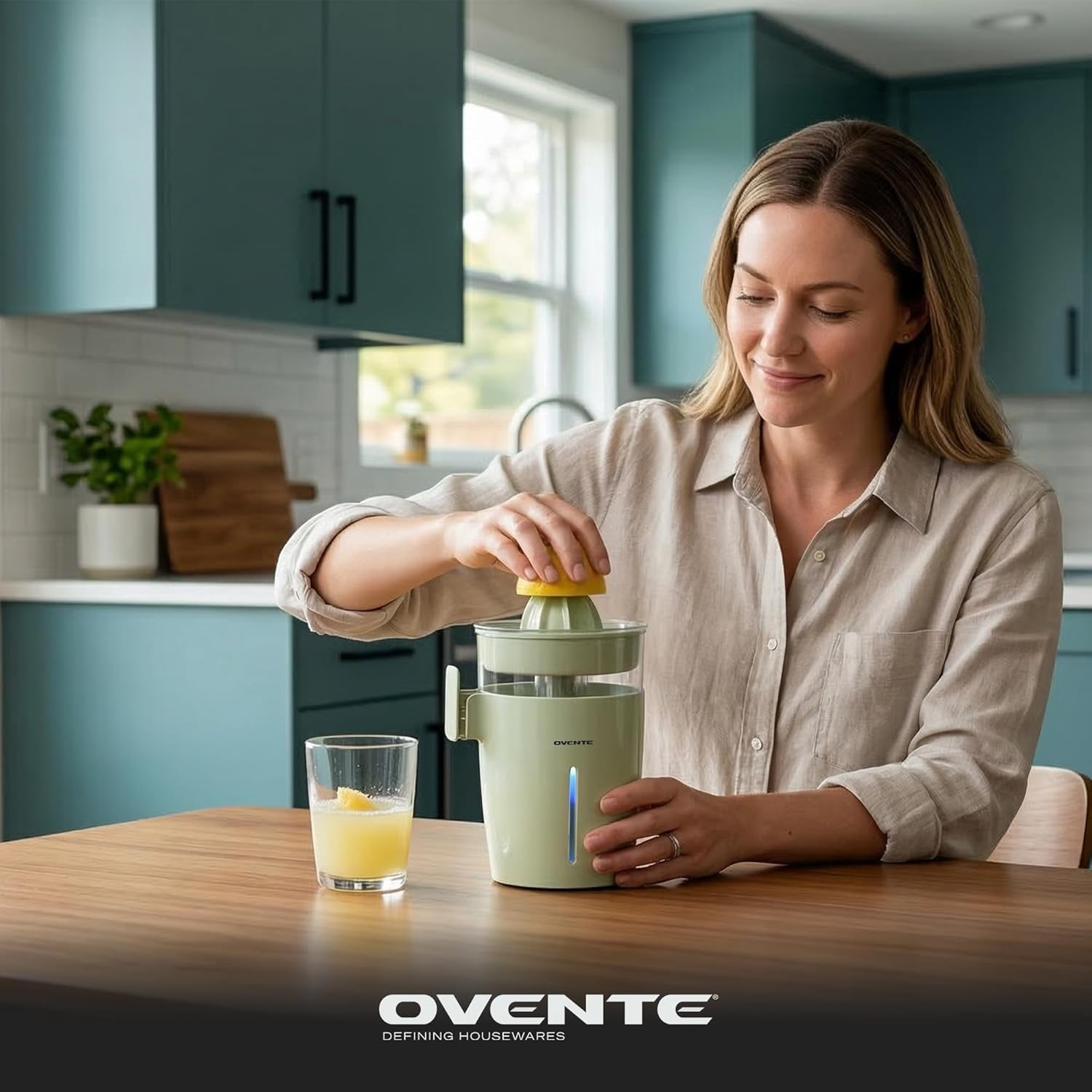 OVENTE Electric Citrus Juicer Machine, 40 Watts, 17 oz, Green JE44G | With Self-Reversing Cones, Pulp Control, and Easy Pour Spout, Juice Squeezer for Orange, Lemon, Lime, or Grapefruit
