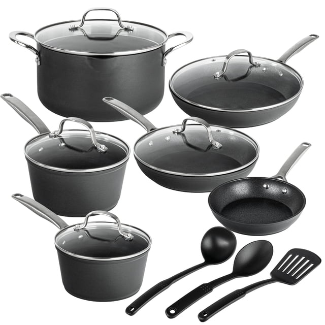 granitestone armor max juego de ollas y sartenes utensilios de cocina de anodizado duro set14pza conjunto negro frontal con olla de 5 qt con tapa coladora, cazo de 2 qt y cazo de 1 qt con tapas coladoras, sartenes de 12", 10" (con tapa) y 8", y tres utensilios de nylon negros; mangos remachados de acero inoxidable y tapas de vidrio visibles sobre fondo blanco; también apto para guardar utensilios pequeños en alacenas.
