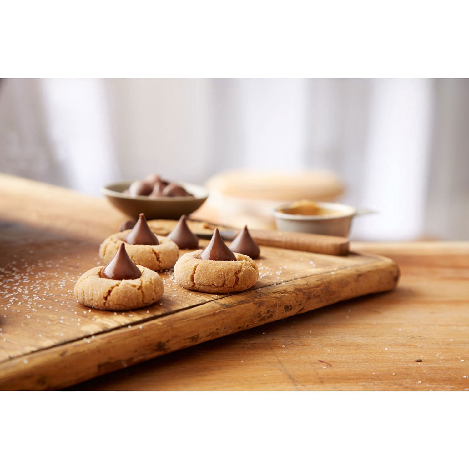 HERSHEY'S KISSES Milk Chocolate Candy, 330 pcs. With White Bowl By OMA