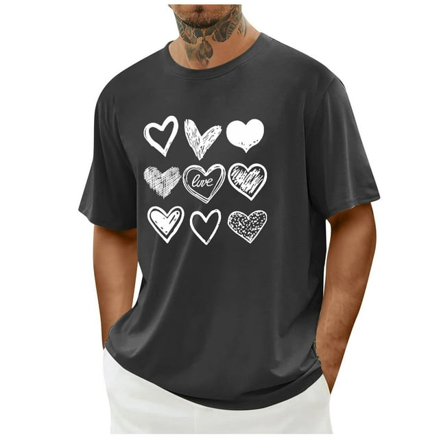 Tops para hombre, blusas y camisas de cuello redondo y manga corta para hombre. Camiseta/camisa informal de cuello redondo y manga corta con estampado de corazones para hombre. Tops de poliéster para