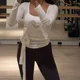 thumbnail image 5 of Camisas de yoga para mujer, camisetas de entrenamiento de manga larga con lazo frontal fruncido, top corto informal ajustado con cuello en V profundo sexy, 5 of 6