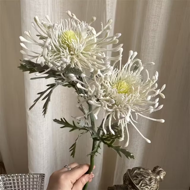 Un crisantemo artificial (2 flores) - Ideal for bodas, compromisos y decoración del hogar | Arreglo floral de plástico multifuncional