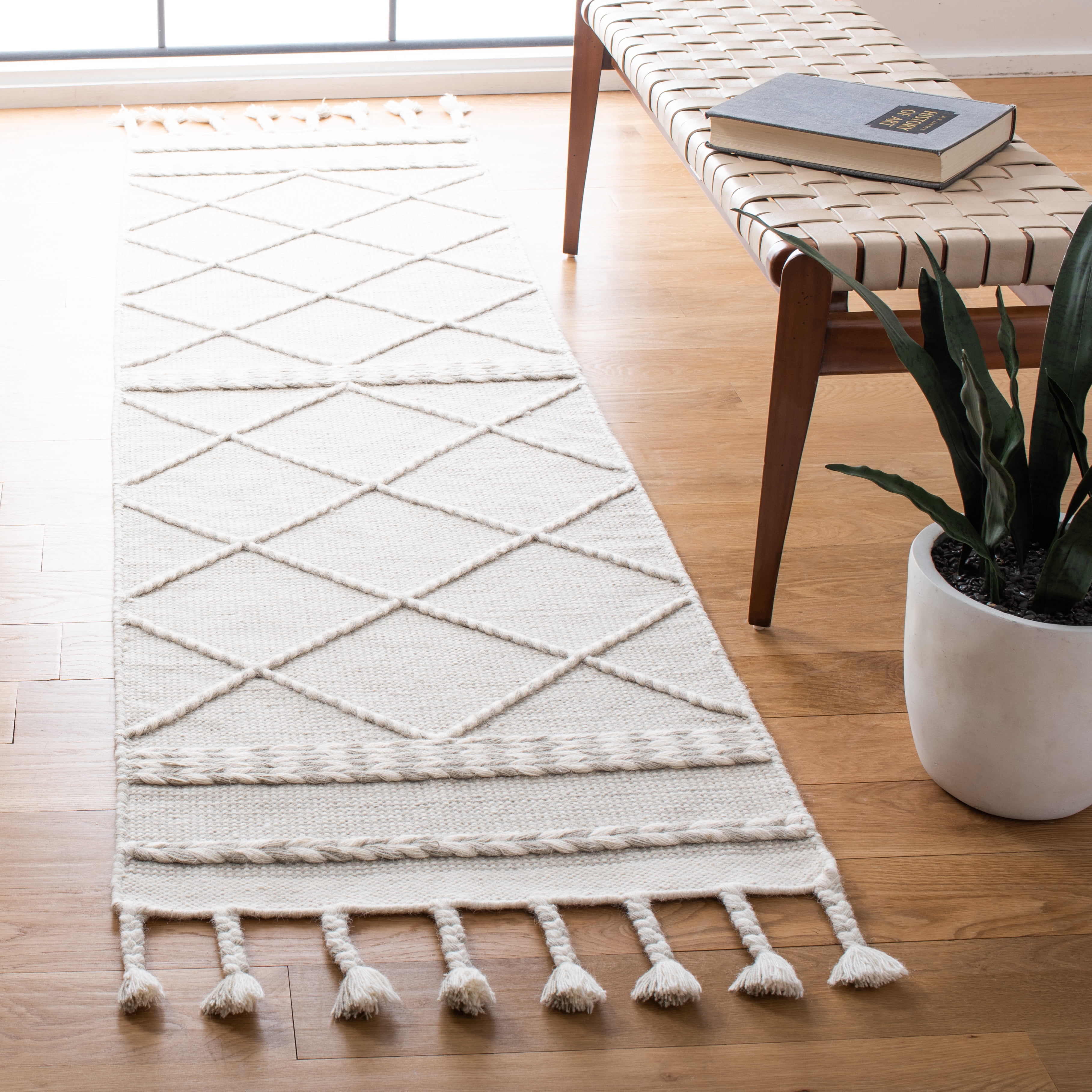 SAFAVIEH Casablanca Roswell Geometric Runner Rug, Silver/Ivory, 2'3" x 8'