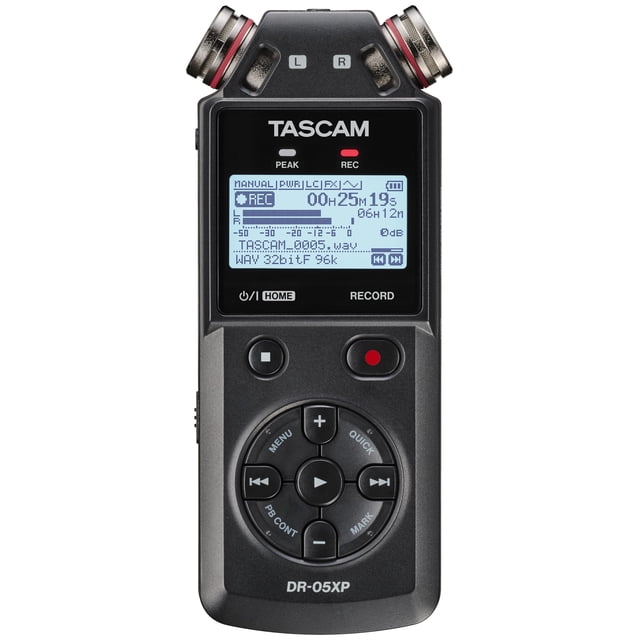 grabador de campo tascam dr-05xp float de 32 bits con interfaz usb-c, vista frontal centrada de la unidad negra con micrófonos estéreo omnidireccionales en ángulo, pantalla LCD que muestra niveles y tiempo de grabación, botones circulares de navegación y botón rojo de REC; interfaz de audio USB-C y rótulos TASCAM/DR-05XP visibles, adecuado para grabación estéreo de música, voz y podcasting.