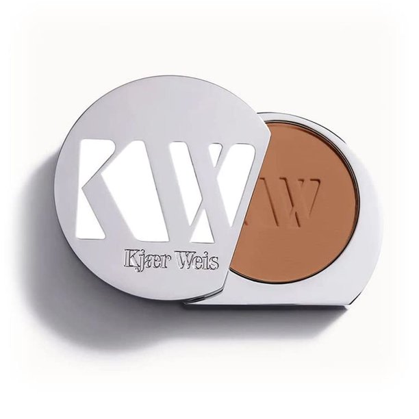 Maquillaje en polvo bronceador Kjaer Weis. Maquillaje de contorno mate cálido de terracota para un maquillaje facial bronceado de aspecto natural. Polvo de contorno con ingredientes orgánicos s. Maqu