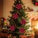 thumbnail image 5 of Flores Artificiales Navideñas Rojas | Arreglo Floral Navideño de Tela de Alta Gama | Jarrón Decorativo Ligero | Decoración Festiva para Interiores y Exteriores, Fiestas y Reuniones, 5 of 6