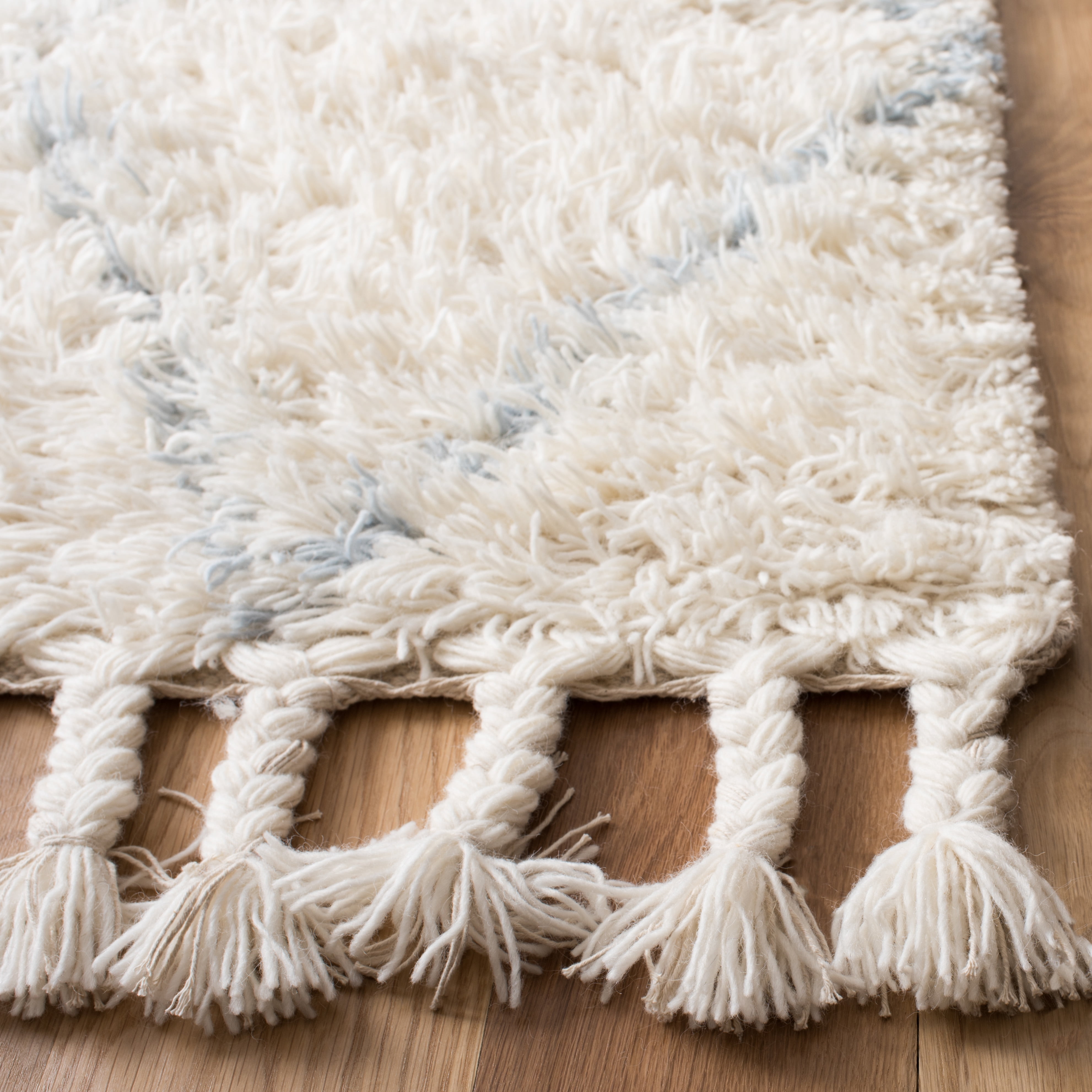 Safavieh  Handmade Casablanca Shag Taake 1.4-inch Thick Wool Rug Blue/Ivory 4' x 6' 4' x 6' Indoor, Handmade Rectangle