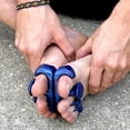 thumbnail image 4 of YogaToes® Gems® para Hombre, talla de calzado 7 en adelante. Separadores y estiradores de dedos en gel color azul metálico. ¡Alivio del dolor de pies y mejora del rendimiento atlético!, 4 of 7