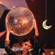 thumbnail image 5 of Colgante con forma de bola de discoteca para decoración de habitación con forma de luna, decoración reflectante para fiesta, estilo retro (dorado), espejo con medallón de cristal geométrico, 5 of 6