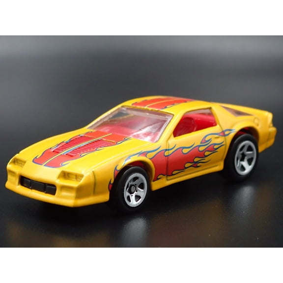 (Open Box) 1985 85 CHEVY CHEVROLET CAMARO IROC-Z YELLOW 1:64 SCALE DIECAST MODEL CAR