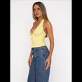 thumbnail image 4 of Top Corto de Punto Acanalado con Cuello en V Profundo, Ribete de Encaje y Lazo para Mujer, Corte Entallado, Sin Mangas, Fruncido y Bloques de Color. Amarillo L, 4 of 10