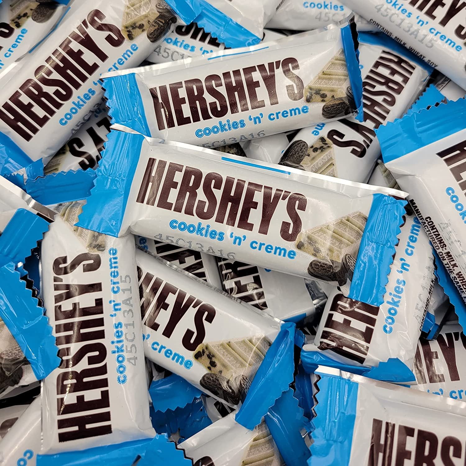 Hersheys Cookies n Creme Candy - Snack Size - Chocolate Cookie Bits Coated in Smooth White Creme - Individually Wrapped - Bulk Pack 4 Pound