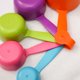 thumbnail image 2 of 1 juego de 5 vasos medidores profesionales de plástico con cucharita, los colores pueden variar. JAMW Sencillez, 2 of 3