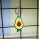 thumbnail image 4 of Llavero Aguacate - Llavero Lindo Forma De Fruta Aguacate- Accesorio Cute Keychain De Moda Perfecto Regalo, Verde, Amarilo Y Café, Chica, 4 of 5