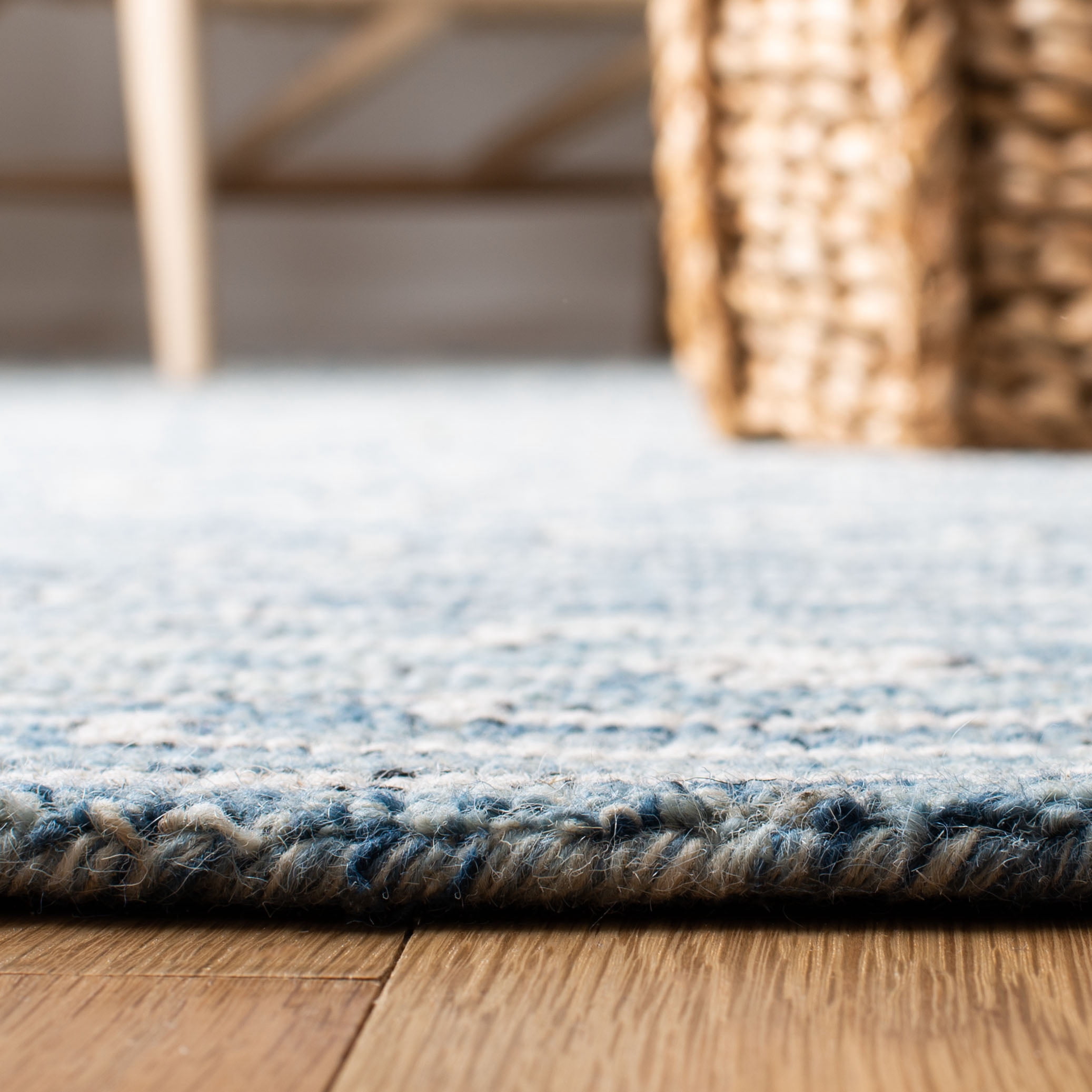 SAFAVIEH Micro-Loop Aspen Geometric Area Rug, Light Blue/Ivory, 5' x 5' Round