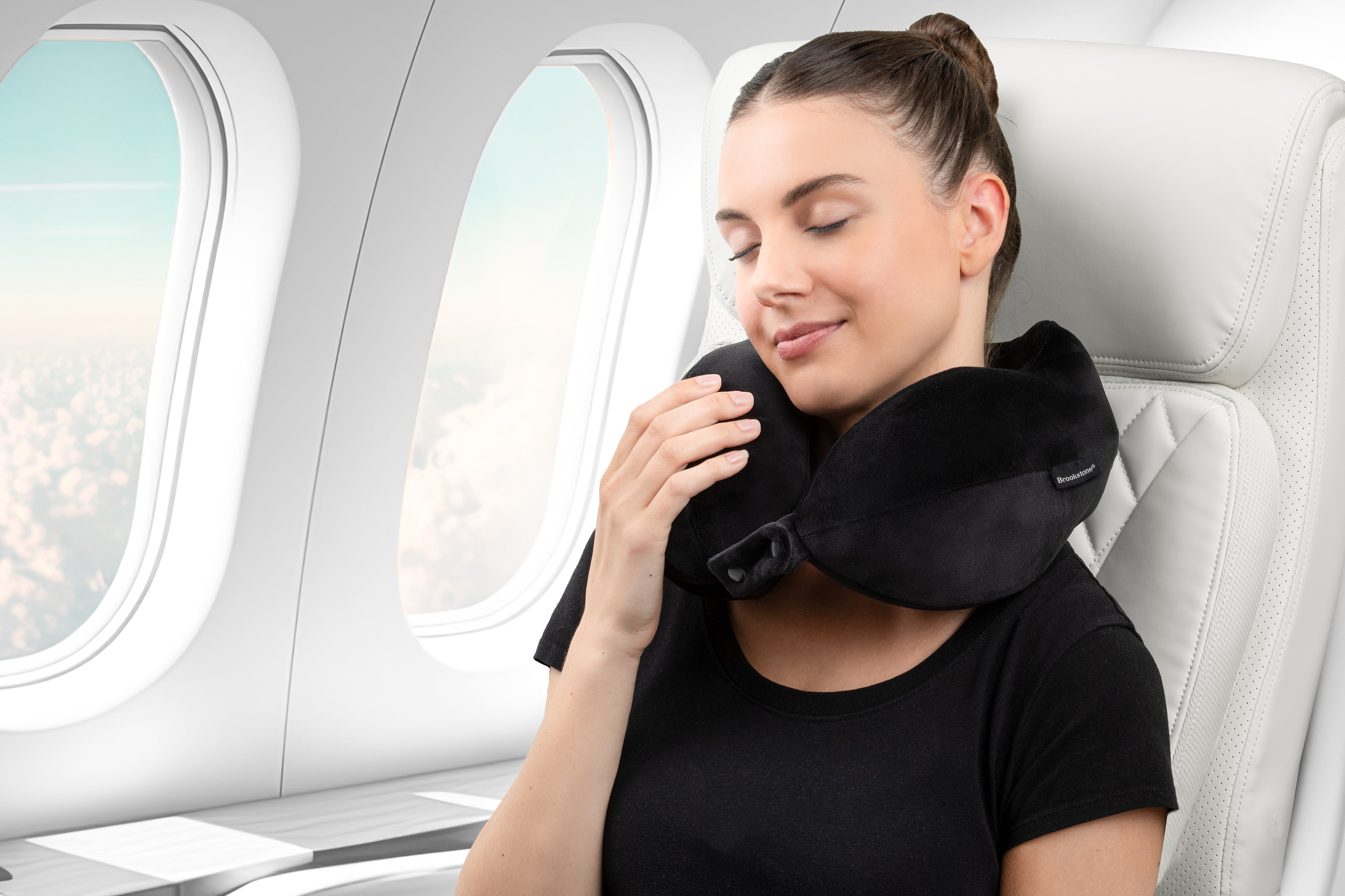 Brookstone Contoured Memory Foam Travel Pillow, Good Sleeping with Washable Cover  (图4)