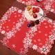 thumbnail image 2 of Tapete de mesa Simhomsen bordado con copos de nieve, color rojo navideño, 2 of 7
