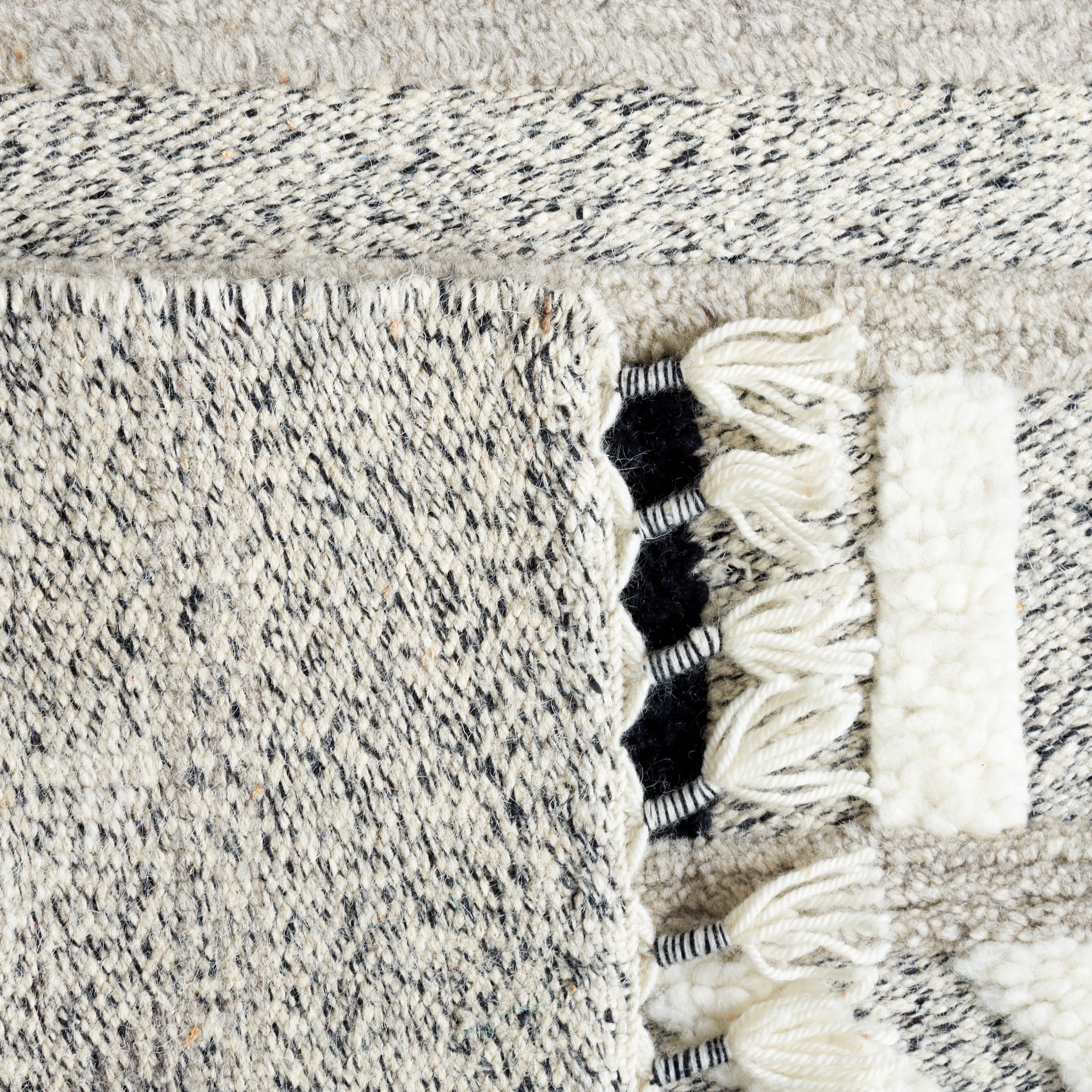 SAFAVIEH Casablanca Mckayla Geometric Wool Area Rug, Ivory/Black, 4' x 6'