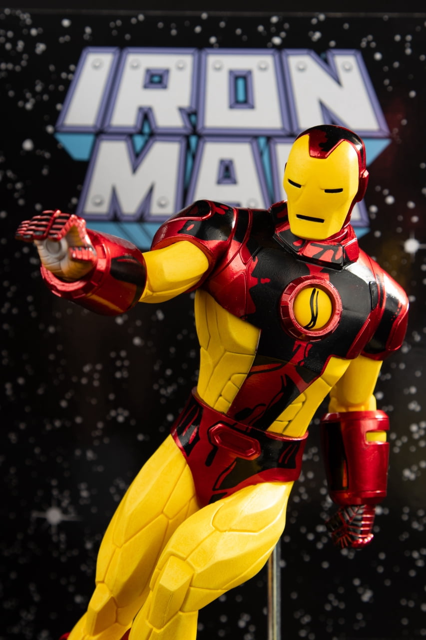 Iron Man (Iron Man #256) 1:6th Scale Collectible Figure w/Scene & Comic - McFarlane Toys