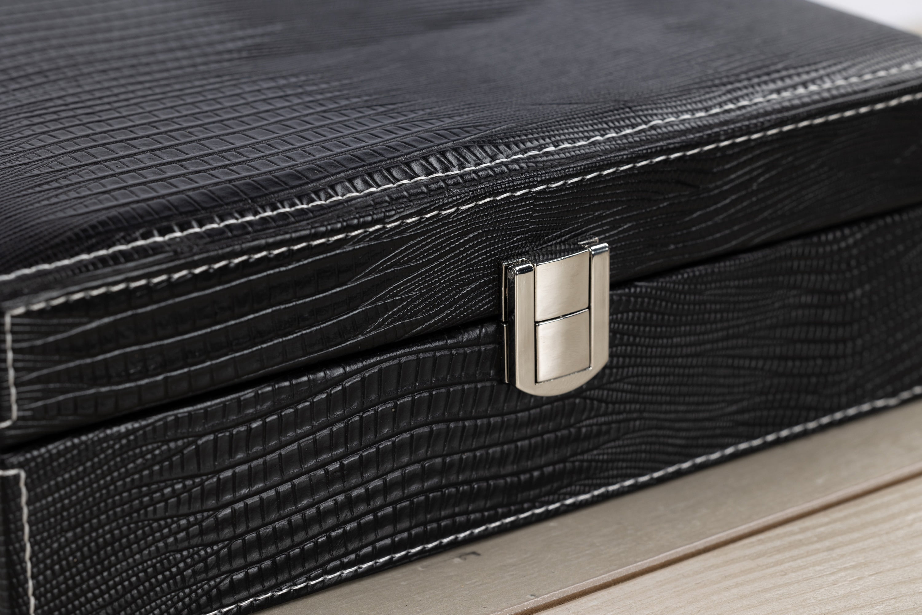 Alligator Leather Cigar Humidor Gift Set - Black - Capacity: 25
