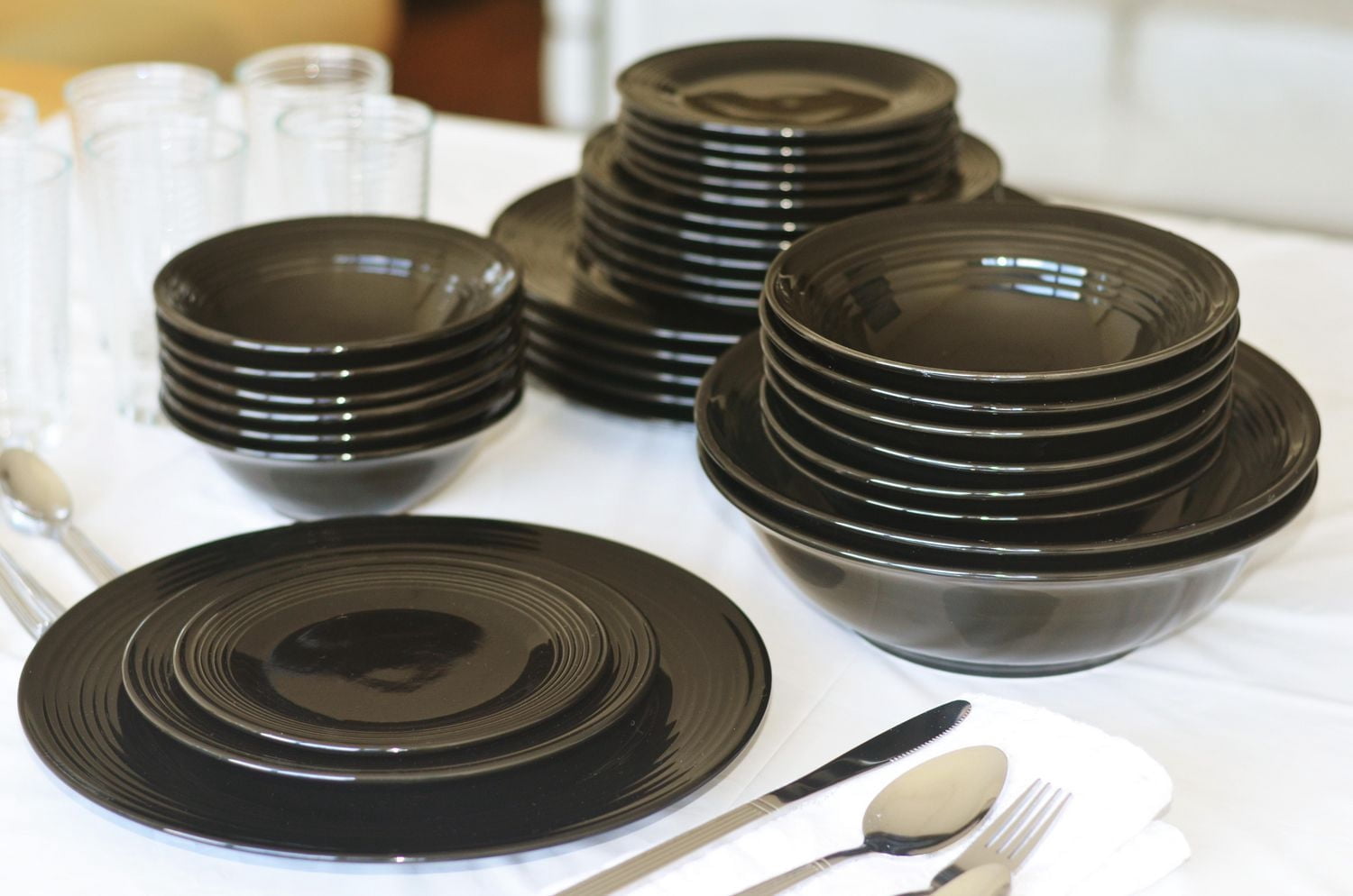 10 Strawberry Street Nova Round 62-Piece Dinnerware Set