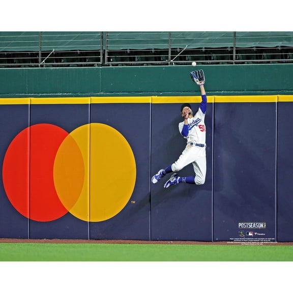 Mookie Betts Los Angeles Dodgers Unsigned 2020 NLCS Game 7 Home Run Robbing Photograph