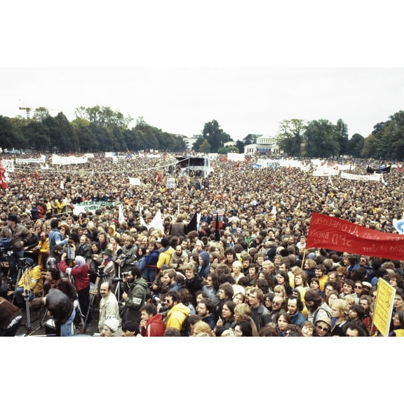24x36 gallery poster, Protest in Bonn against the nuclear arms race between the U.S. NATO and the Warsaw Pact, 1981