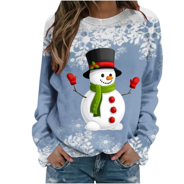 sudaderas navideñas de cuello redondo para mujer Sudadera azul de manga larga, vista frontal con estampado grande de muñeco de nieve con bufanda verde, botones rojos y sombrero negro; cuello redondo, corte regular en poliéster ligero con motivos de copos de nieve, pensada para otoño e invierno y adecuada para uso casual o como regalo navideño.