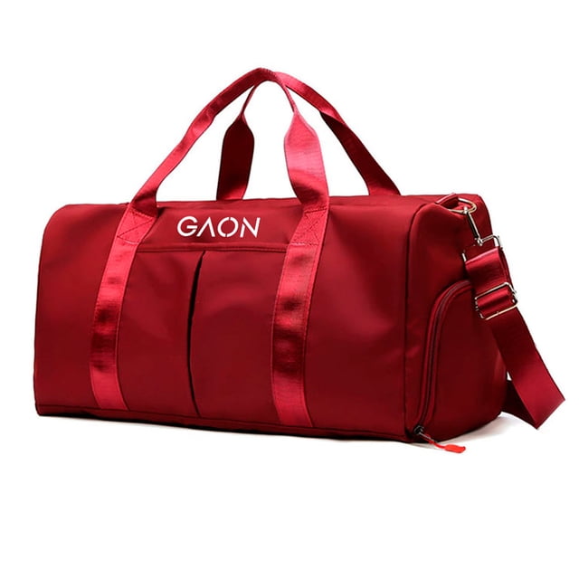 maleta gym de mano deportiva gaon mochila para gym bolsa de viaje fitness vino Bolsa de viaje color vino con logo GAON, vista frontal 3/4; forma rectangular con asas superiores, correa lateral ajustable y tiras frontales reforzadas; tejido Oxford impermeable, cierre principal y bolsillo lateral con cremallera; incluye compartimento seco y húmedo y gran capacidad, ideal para gimnasio, natación y viajes, también suele usarse para llevar ropa y calzado de fin de semana.
