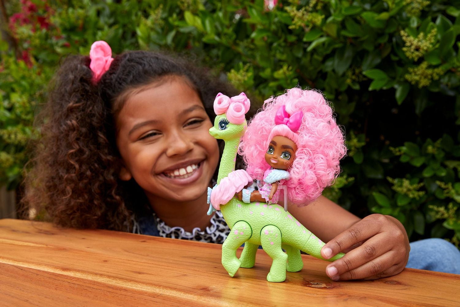 Poupée Bébé Diva Cave Club d’environ 8 cm avec cheveux frisés roses, tenue, accessoires et figurine dinosaure, cadeau à partir de 4 ans