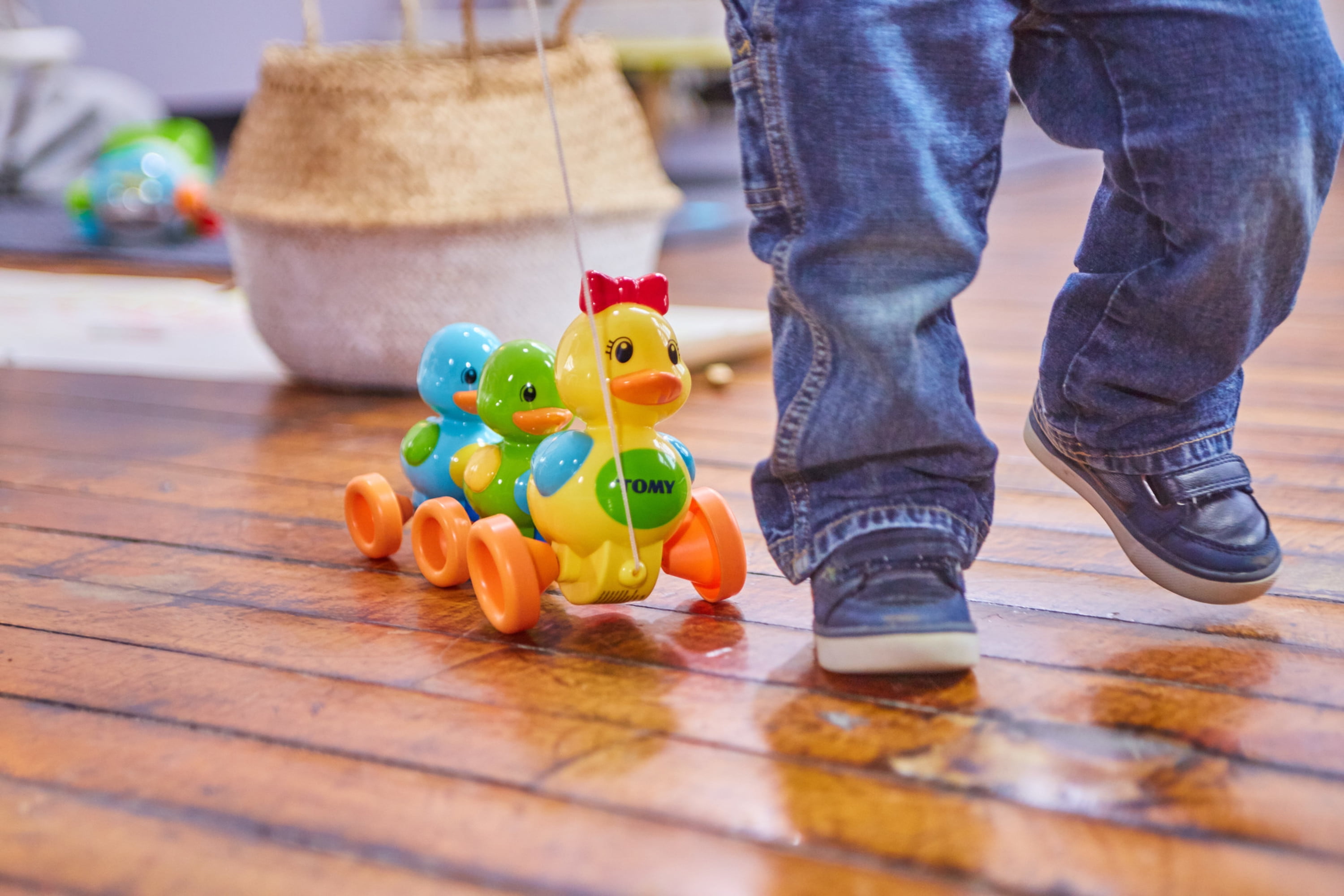 tomy duck pull toy battery change