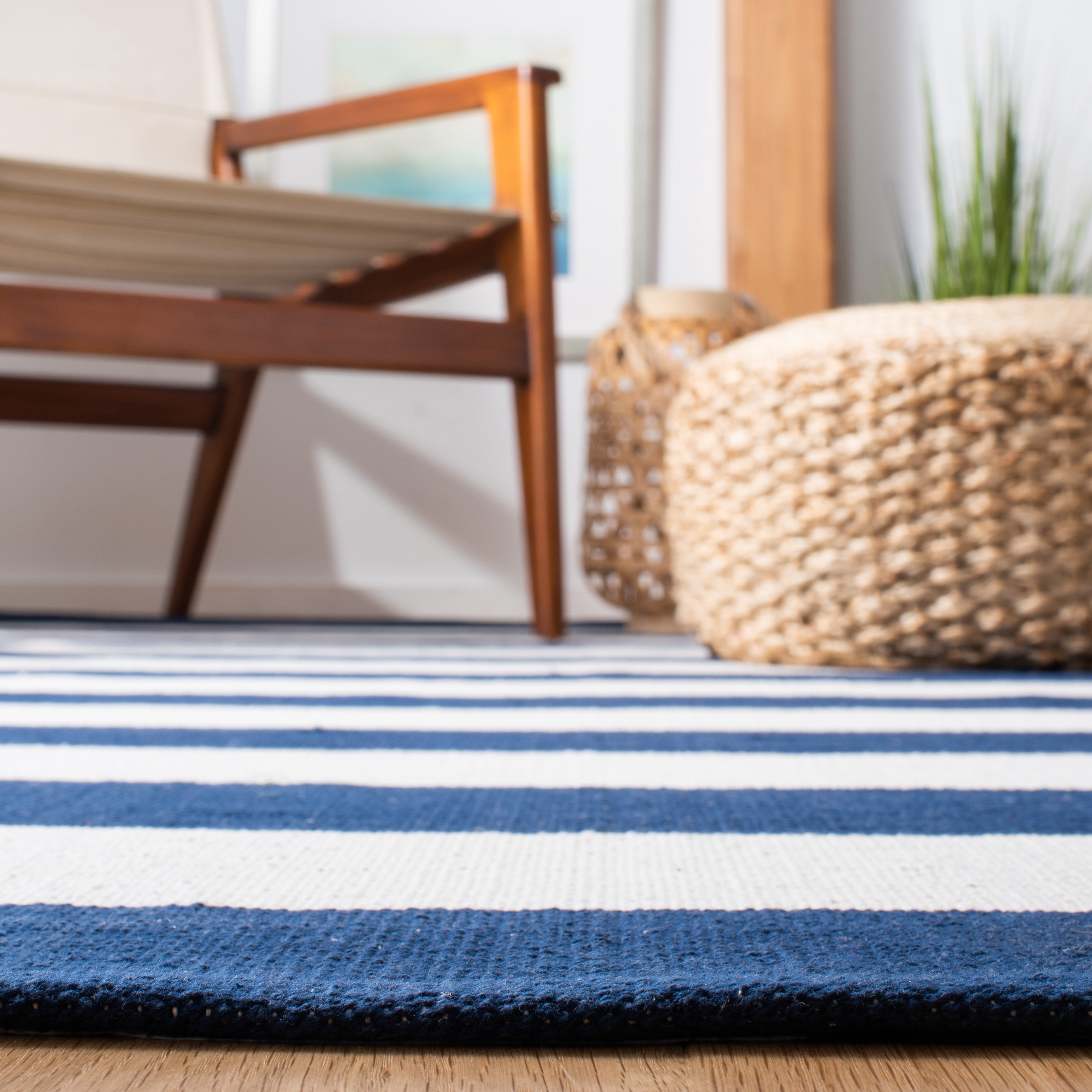 SAFAVIEH Montauk Saranna Geometric Cotton Area Rug, Navy/Ivory, 8' x 8' Round