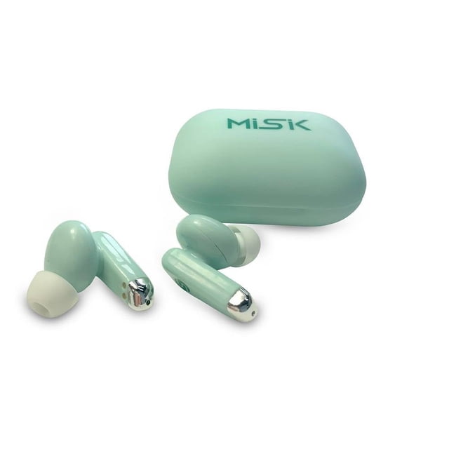 audífonos in ear misik tws con microfono verdes estuche portátil verde con logo Misik y dos auriculares in ear verdes con puntas de silicón blancas y vástago con detalle cromado. Base de carga compacta con pantalla LCD que muestra porcentaje de batería; bluetooth 5.0, micrófono integrado para llamadas y control de play/skip. Suelen utilizarse también para guardar monitores IEM en viajes.