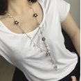 thumbnail image 3 of Versión coreana del suéter de cinco pétalos con cadena de borlas de perlas largas, collar de flores de cinco hojas, accesorios de moda para mujer, 3 of 5