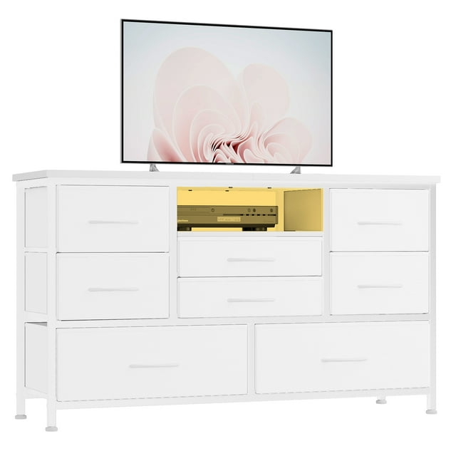 Meuble Télé Commode à 8 Tiroirs avec Prises de Courant et Éclairage DEL RVB – Grand Console de Rangement pour Télé de 55 Pieds' – Tiroirs Profonds en Tissu, Dessus en Bois pour Chambre, Salon, Entrée – Cuir Blanc