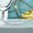 thumbnail image 2 of JeenMata Alianza de Bodas de 0,25 Quilates con Piedra de Nacimiento de Marzo en Corte Princesa: Banda con Canal Pavé, Baño de Oro Blanco de 18 K sobre Plata, 2 of 7