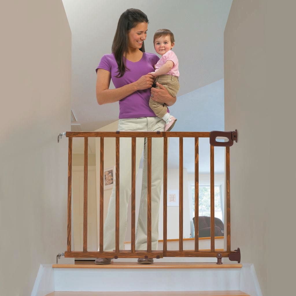 Summer Infant Stylish & Secure Deluxe Wood Stairway Gate - Walmart.ca
